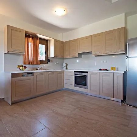 With 3 Bedrooms In Kaloniktis-rethymno, With Pool Access And Lejlighed *